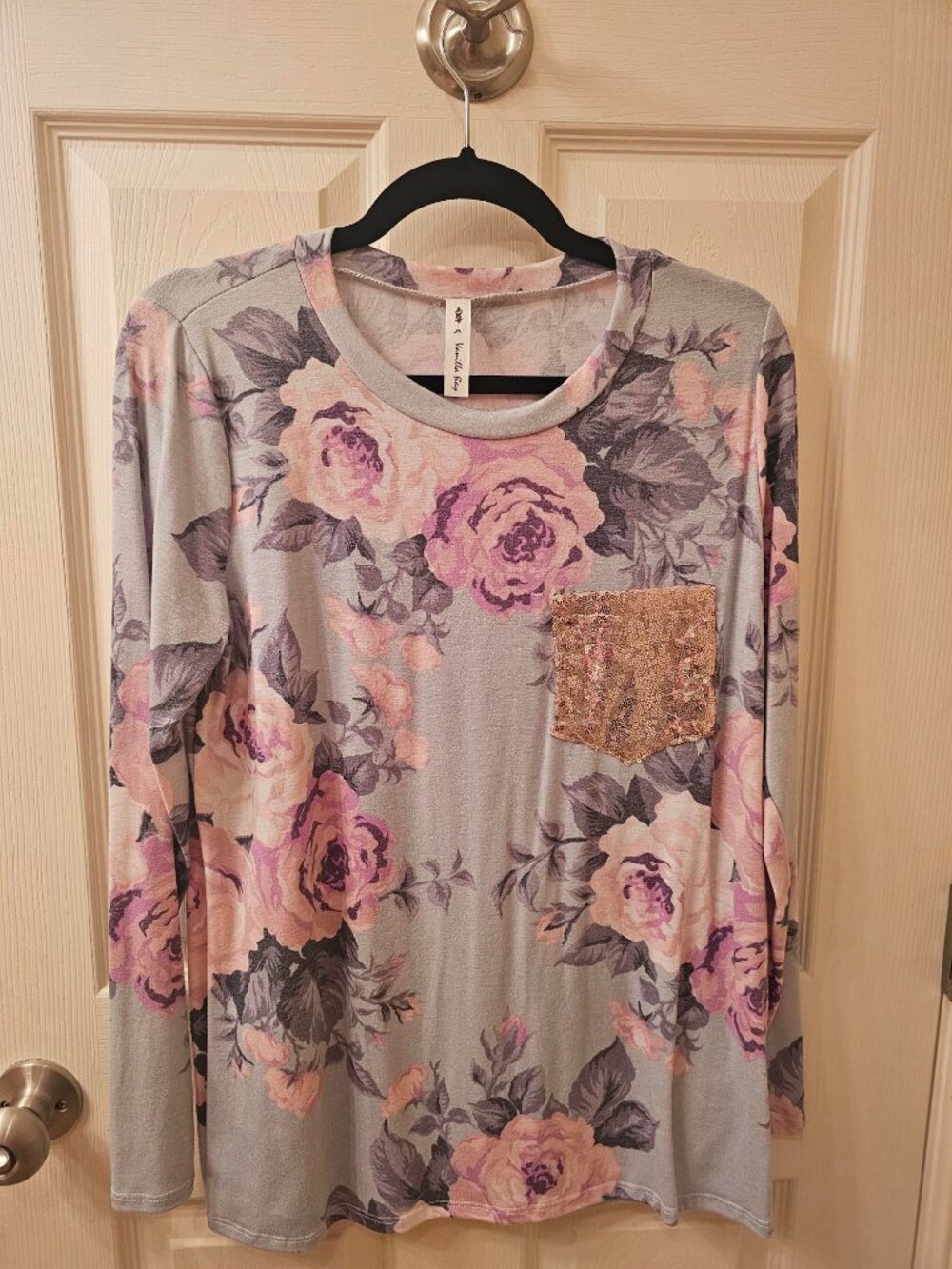 NWOT Vanilla Bay Medium Floral Long Sleeve Blouse w / Gold Sequin Pocket